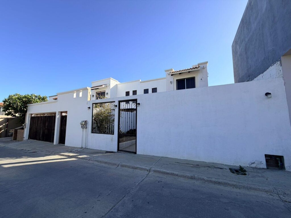 Los Cabos Magisterial Located in a residential area with excellent appreciation and high rental demand, this duplex is an outstanding opportunity for investors or buyers looking to build equity through light renovations. Both apartments are included in the sale as one deeded property. The neighborhood continues to grow in popularity due to its strategic location and accessibility, making this property an attractive option for rental income or long-term investment. Ubicado en una zona residencial de excelente plusvalía y alta demanda de rentas, este dúplex representa una magnífica oportunidad para inversionistas o compradores interesados en generar patrimonio mediante remodelaciones ligeras. Ambos departamentos están incluidos en la venta como una sola propiedad escriturada. La colonia continúa aumentando su popularidad gracias a su ubicación estratégica y accesibilidad, convirtiendo esta propiedad en una excelente opción para generar ingresos por renta o inversión a largo plazo. – #28 Chimalpa, San Jose del Cabo, BS