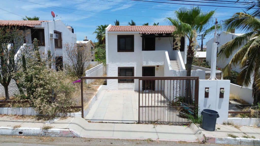Los Cabos Magisterial Located in a residential area with excellent appreciation and high rental demand, this duplex is an outstanding opportunity for investors or buyers looking to build equity through light renovations. Both apartments are included in the sale as one deeded property. The neighborhood continues to grow in popularity due to its strategic location and accessibility, making this property an attractive option for rental income or long-term investment. Ubicado en una zona residencial de excelente plusvalía y alta demanda de rentas, este dúplex representa una magnífica oportunidad para inversionistas o compradores interesados en generar patrimonio mediante remodelaciones ligeras. Ambos departamentos están incluidos en la venta como una sola propiedad escriturada. La colonia continúa aumentando su popularidad gracias a su ubicación estratégica y accesibilidad, convirtiendo esta propiedad en una excelente opción para generar ingresos por renta o inversión a largo plazo. – 3 Malvarrosa, San Jose del Cabo, BS