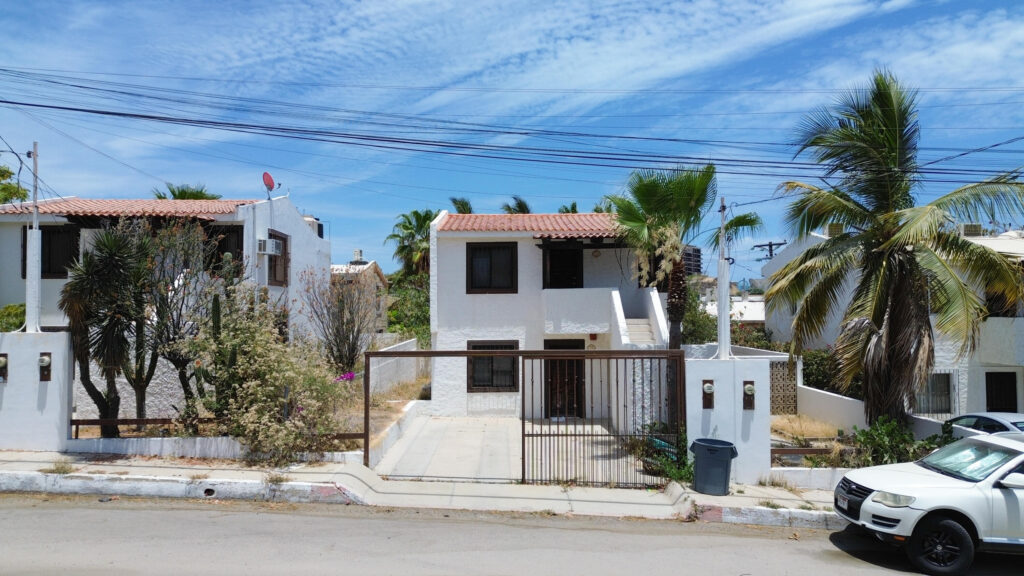Los Cabos Magisterial Located in a residential area with excellent appreciation and high rental demand, this duplex is an outstanding opportunity for investors or buyers looking to build equity through light renovations. Both apartments are included in the sale as one deeded property. The neighborhood continues to grow in popularity due to its strategic location and accessibility, making this property an attractive option for rental income or long-term investment. Ubicado en una zona residencial de excelente plusvalía y alta demanda de rentas, este dúplex representa una magnífica oportunidad para inversionistas o compradores interesados en generar patrimonio mediante remodelaciones ligeras. Ambos departamentos están incluidos en la venta como una sola propiedad escriturada. La colonia continúa aumentando su popularidad gracias a su ubicación estratégica y accesibilidad, convirtiendo esta propiedad en una excelente opción para generar ingresos por renta o inversión a largo plazo. – 5 C. P.º De Malvarrosa, San Jose del Cabo, BS