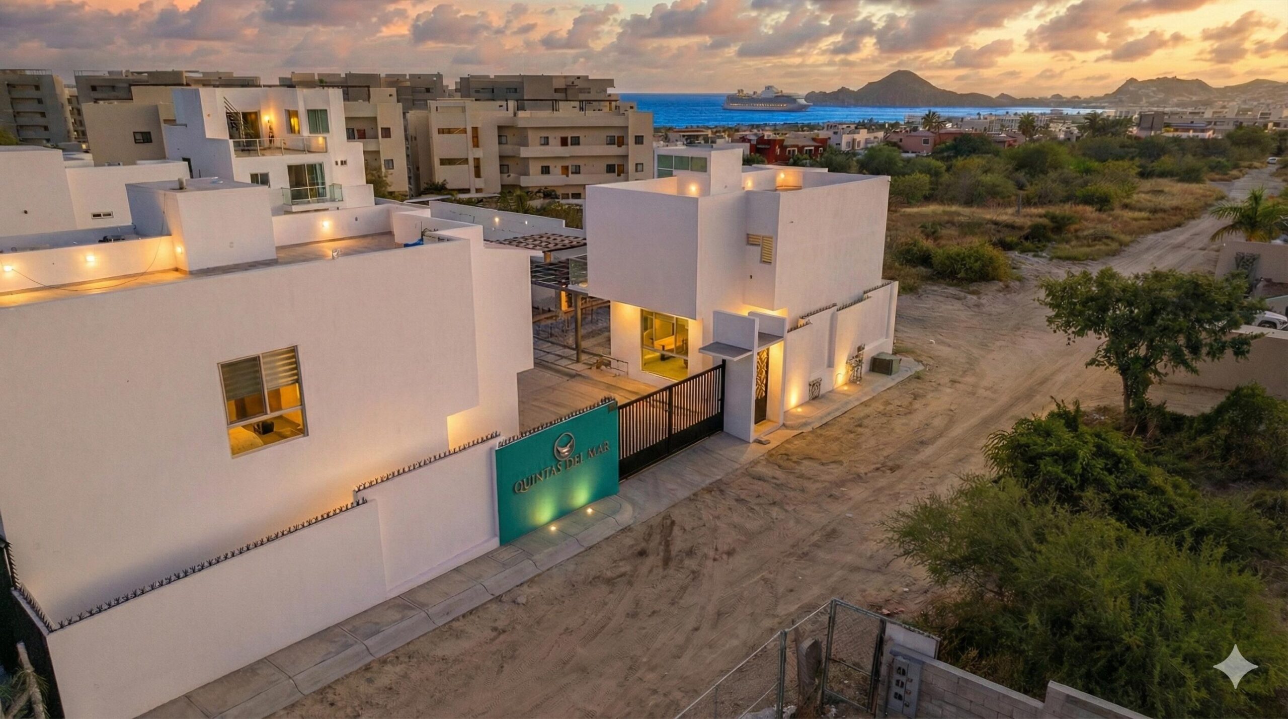 Los Cabos El Tezal W:General House for Sale in Quintas del Mar - Cabo San LucasCozy two-level home located in Quintas del Mar, a private community with controlled access of only six homes, ideal for those seeking peace, security, and a strategic location. It is just 10 minutes from downtown Cabo San Lucas, close to shops, schools, services, and the main roads of the city.The property is offered UNFURNISHED and features a functional and versatile layout:3 bedrooms + TV room (which can easily be used as a 4th bedroom)3 full bathroomsPrivate rooftop with ocean for sale
