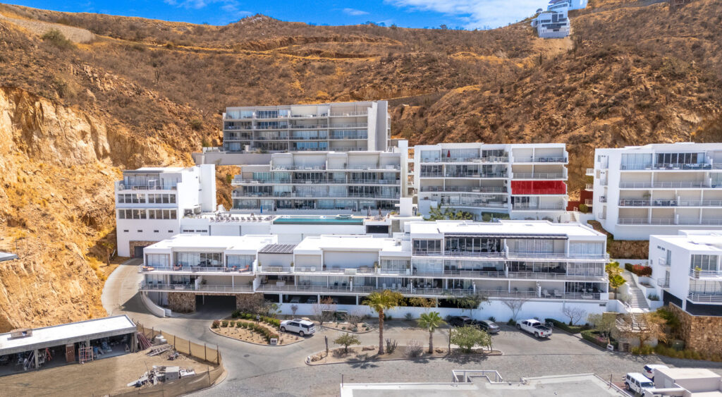 Los Cabos Cascadas Welcome to Las Cascadas 611, located in the prestigious Pedregal community. This elegant 2-bedroom, 2-bathroom residence offers breathtaking – SANTARENA, San Jose Corridor, San Jose Corridor, BS